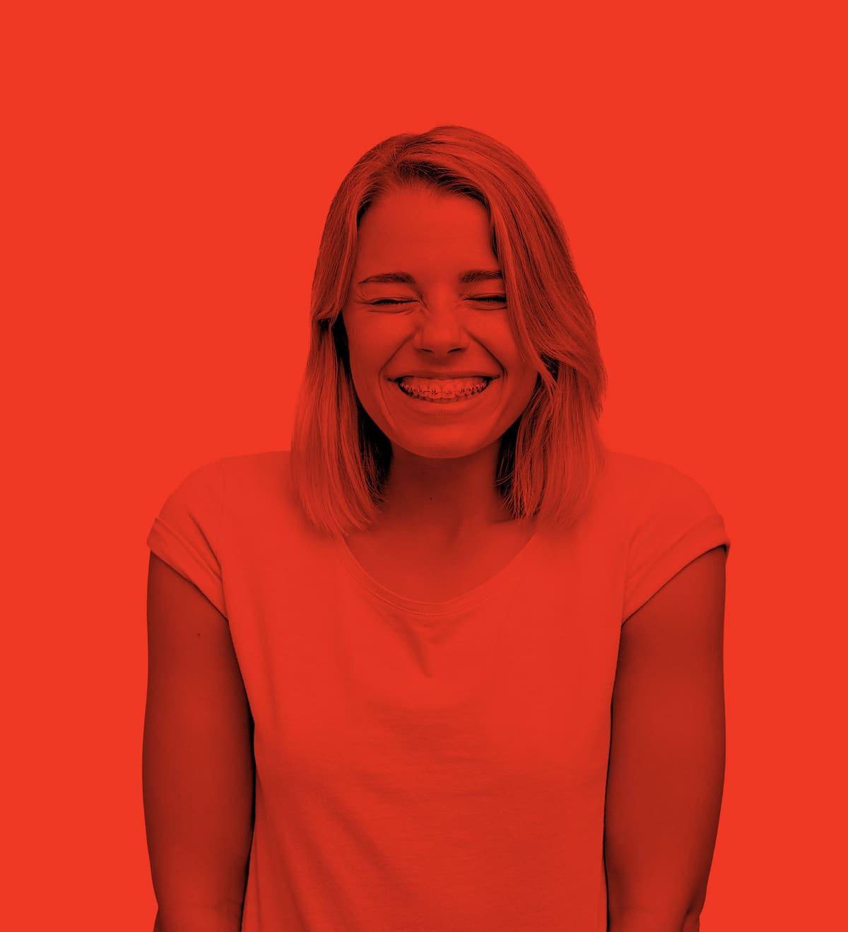 Lachend meisje met een glimlach en een beugel.