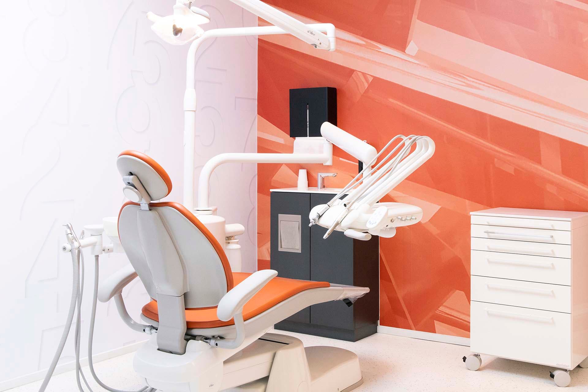 Orthodontistenstoel in een moderne behandelkamer.